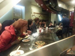 Lea im Okonomiyaki Restaurant