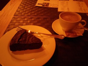 Schokoladenkuchen und Kakao