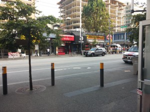 Gesperrte Straße vor dem Hostel am Morgen