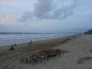 Der dreckige Strand in Bali