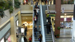 Spaß im Einkaufszentrum: Rolltreppen fahren