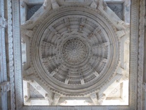 Im Tempel in Ranakpur (Decke)