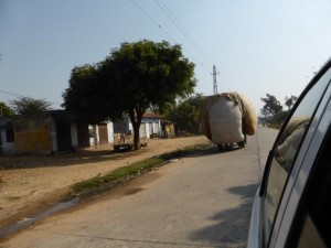 Indische LKW-Ladekunst auf dem Weg nach Ranthambore