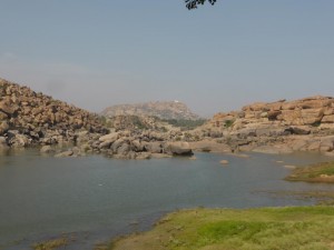 Felsen und der Fluss in Hampi