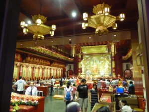 Im Inneren des Buddha Tooth Relic Tempel