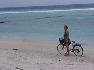 Sandra mit Rad am Strand