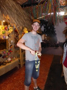Ich im Museum mit traditioneller Waffe und Hut