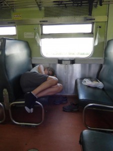 Sandra schläft im Zug