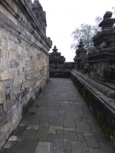 Auf dem Borobudur Tempel