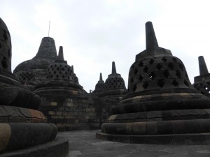 Weit oben auf dem Borobudur tempel