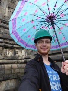 Ich mit Schirm und Hut im Prambanan Tempel