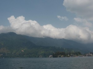 Der See Toba  - die Wolken kommen