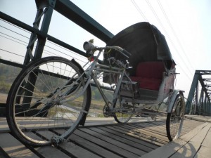 Eine Fahrradrikscha auf der Brücke