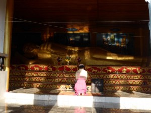 Liegender Buddha im Wat Mae Ye