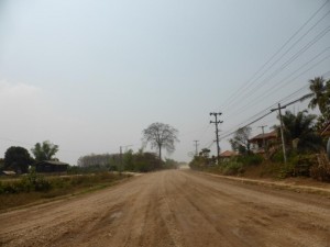 Staubige Straße auf dem Weg zum Buddha Park
