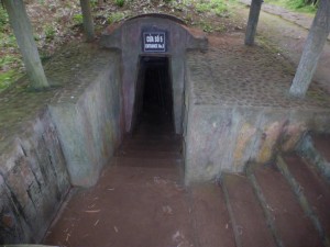 Der Eingang zu den Tunneln (ursprünglich nur mit Bambus und ohne Mauern)