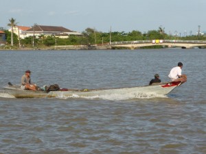 Ein Boot auf dem Fluss