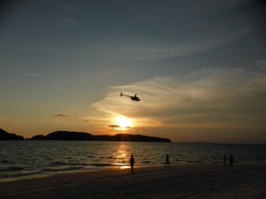 Sonnenuntergang und Helikopter (und das ist kein kleiner Spielzeughelikopter)