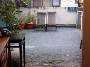 Regen im Hostel in Singapore