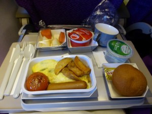 Frühstück im Flugzeug (viel zu früh)