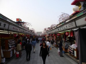 Auf dem Weg zum Senso-ji Tempels