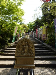 Treppe zum Tempel mit Gebetsmühlen