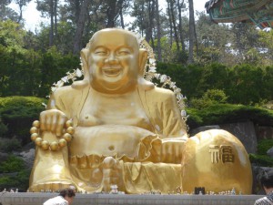 Goldener Buddha im Tempel