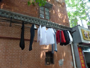 In Xintiandi hängt die Wäsche noch auf der Straße