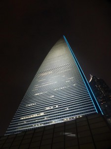 Der Shanghai World Financial Tower bei Nacht