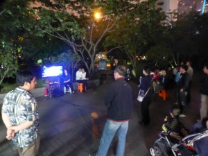 Auf dem Heimweg: Öffentliches Karaoke im Park