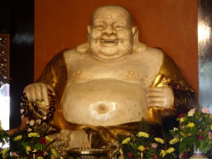 Ein lachender Buddha im Tempel
