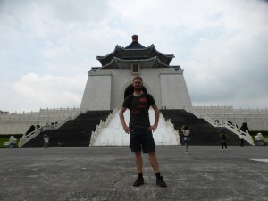 Ich vor der Nationalen Chiang-Kai-shek-Gedächtnishalle