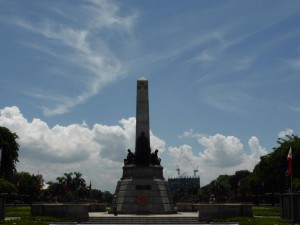 Das Rizal Monument (und die Wachen bewachen angeblich nur die goldenen Sterne)