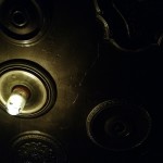 Flaschenlampe an der Decke in der Ruin Bar im Blockviertel