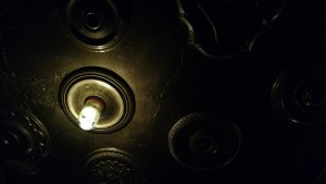 Flaschenlampe an der Decke in der Ruin Bar im Blockviertel