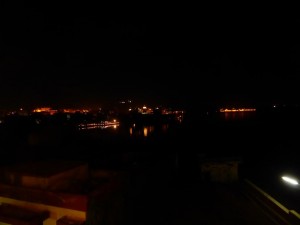 Blick auf den See bei Nacht