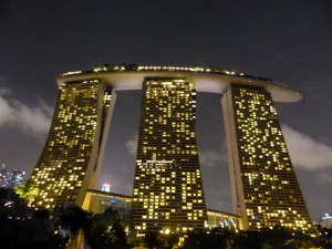 Das Marina by the Bay Hotel in der Nacht