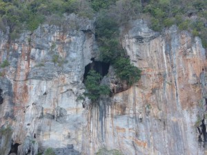 Höhlen im Fels