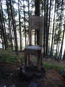 Große Stühle im Wald