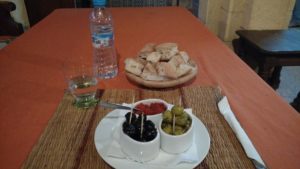 Abendessen: Oliven, Brot und Harrisa